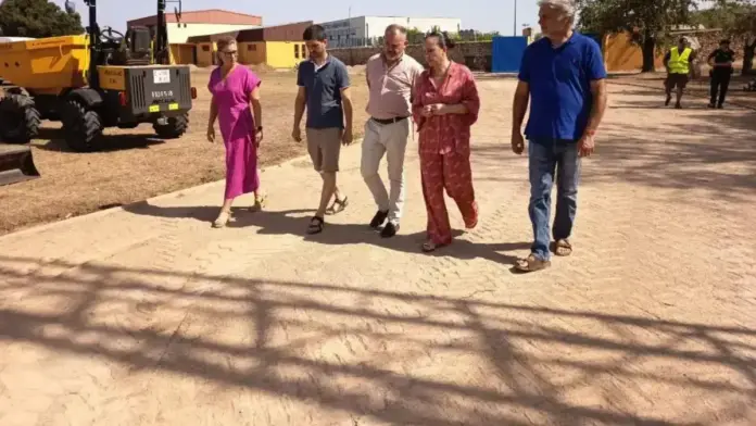 Díez destaca la inversió de la Generalitat per a una nova pista d’atletisme a Carcaixent Díez parlant de la inversió per a una nova pista d’atletisme a Carcaixent