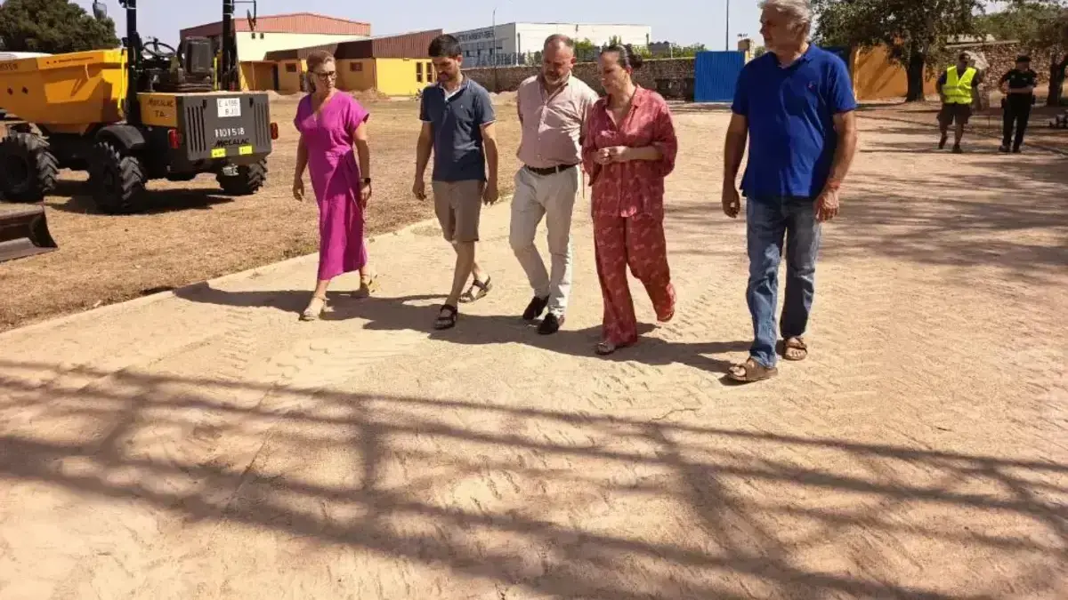 Díez parlant de la inversió per a una nova pista d’atletisme a Carcaixent