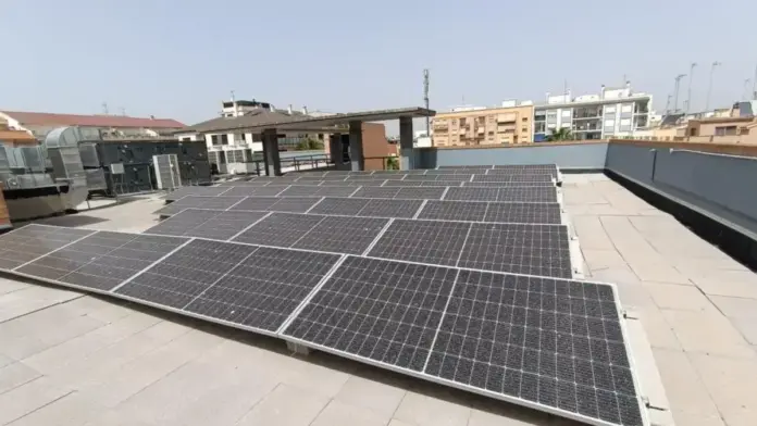 Panells solars en un edifici judicial, generant energia renovable