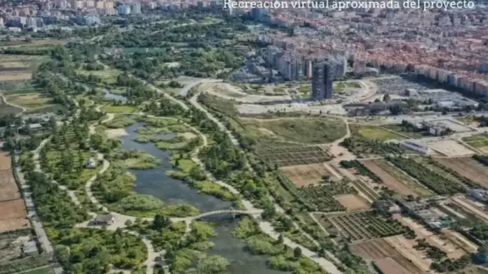 Parc inundable amb zones verdes i vegetació, en el marc d’un observatori climàtic.