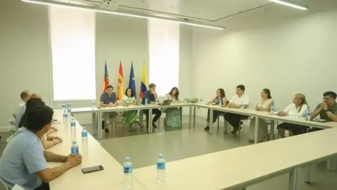 Albalat es reuneix amb persones de la comunitat colombiana a la Comunitat Valenciana