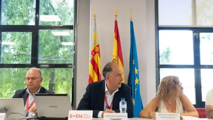 Cartell informatiu amb recomanacions de seguretat sobre l’eclipsi solar davant la ciutadania.