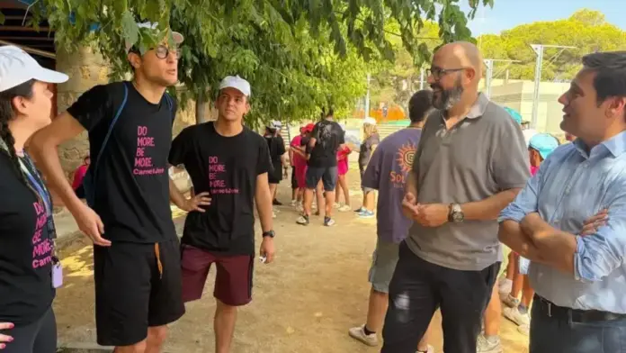 Home assegut en una compareixença, vinculat a una notícia sobre el IVAJ i camps de voluntariat