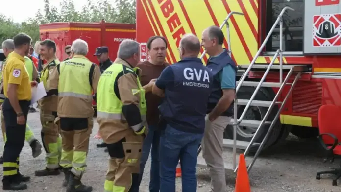 Parella d’autoritats en un acte institucional amb la Generalitat en relació amb ajudes per a incendis a Castelló.