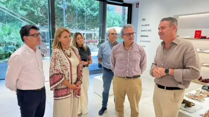 Persona que parla sobre la col·laboració entre Generalitat, empreses i entitats socials per a la inserció laboral.