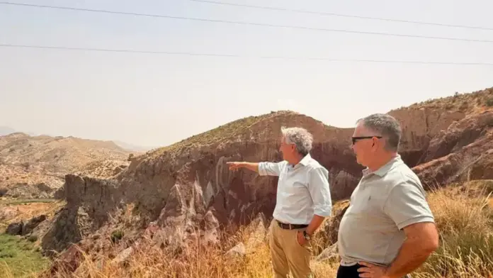 Treballs de neteja de canyís i plantació d’arbres autòctons al corredor verd del Monnegre.