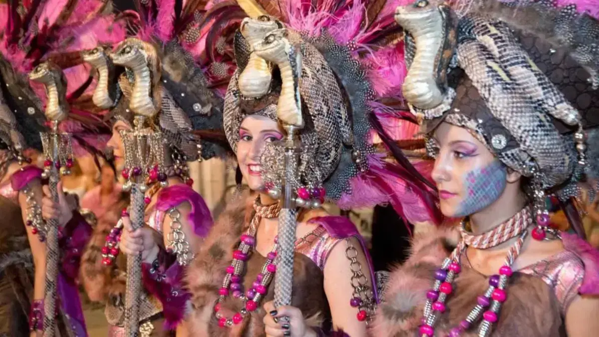 Persones participant en festes de Moros i Cristians d’Almoradí i Albatera amb motius tradicionals