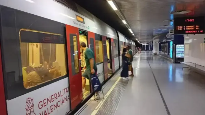Tren de Metrovalencia en funcionament en una estació, amb diversos passatgers