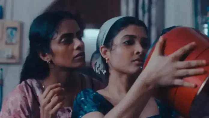 Cartell de la Filmoteca d’Estiu per a la projecció de ‘La llum que imaginem’ de Payal Kapadia.
