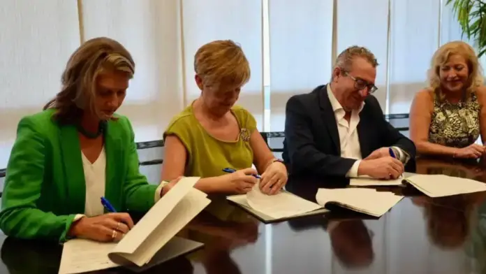 La consellera Marián Cano signant un conveni amb representants de l’Ajuntament de Benidorm per al Centre Cultural