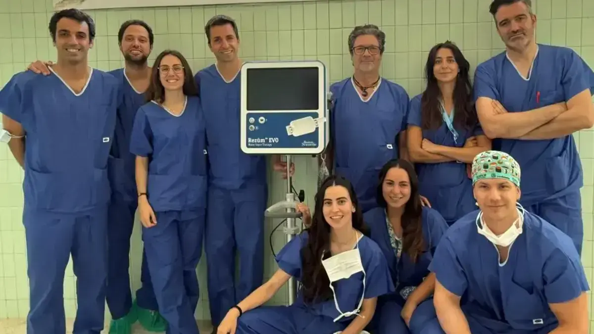 Professional sanitari en un entorn clínic vinculada al tractament del creixement prostàtic amb vapor d’aigua.