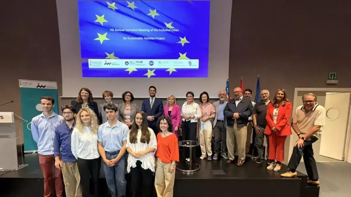 Estudiants universitaris francesos revisant projectes de fi de grau sobre el model d’atenció de l’IVASS.