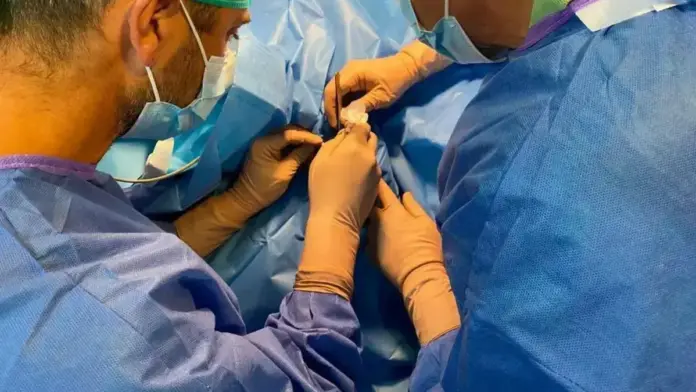 Nadó prematur i equip sanitari davant l’hospital, relacionat amb el tractament de retinopatia.