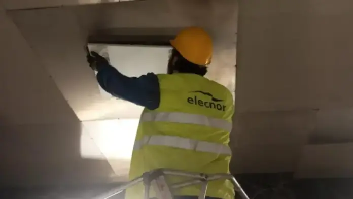 Tècnic instal·la una lluminària LED durant el canvi a Metrovalencia