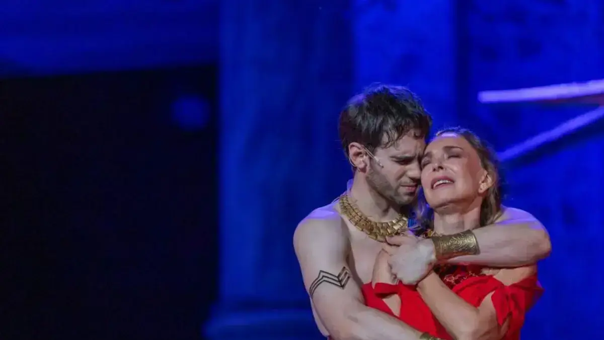 Lydia Bosch i Julio Peña en una escena de la representació «Fedra» a Sagunt a Escena.