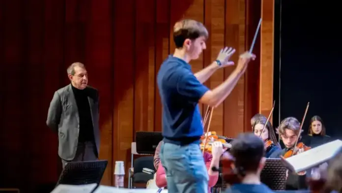 Educació destina més de 10,4 M€ a conservatoris i centres de música i dansa (2026) Conservatori amb estudiants i professor en una classe d’ensenyament de música i dansa