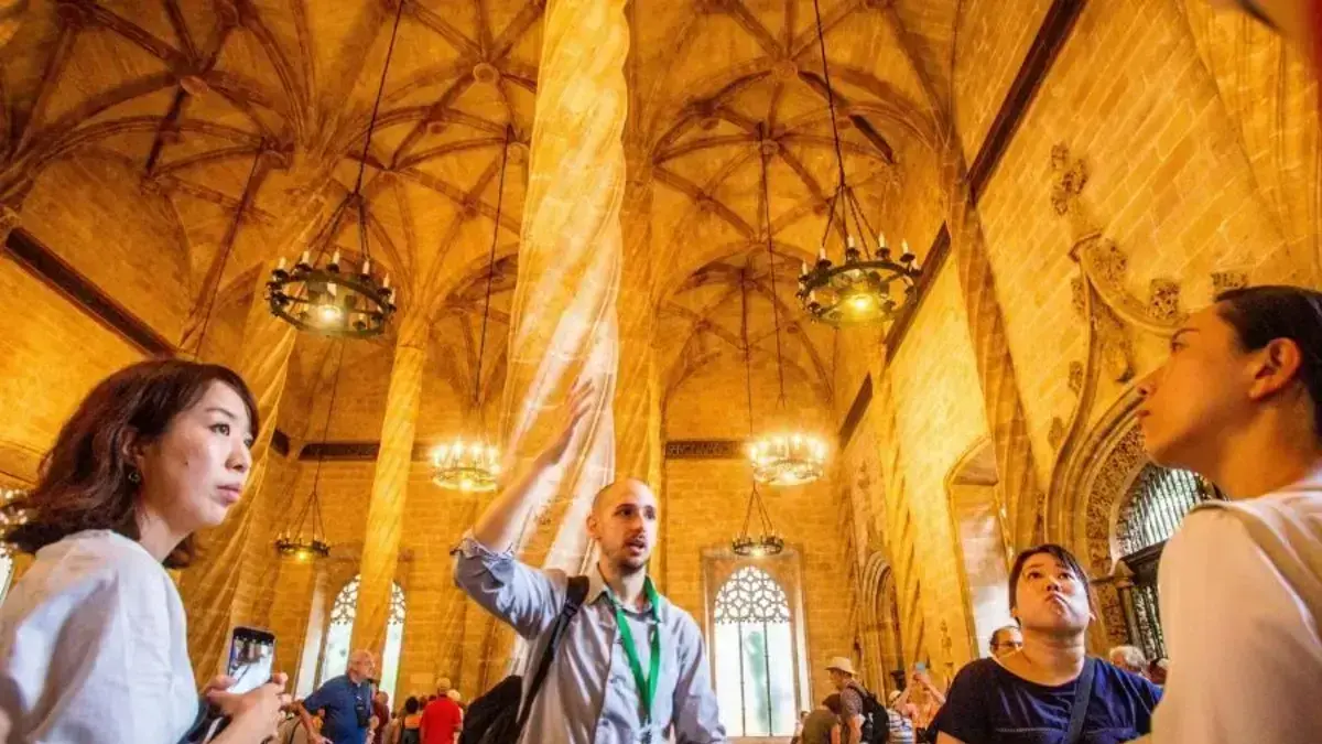 Representants de la Generalitat i l’Ajuntament de València en una trobada sobre guies oficials i intrusisme.