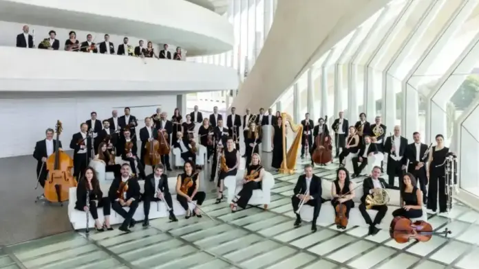Orquestra interpretant en Les Arts amb directors convidats del circuit internacional