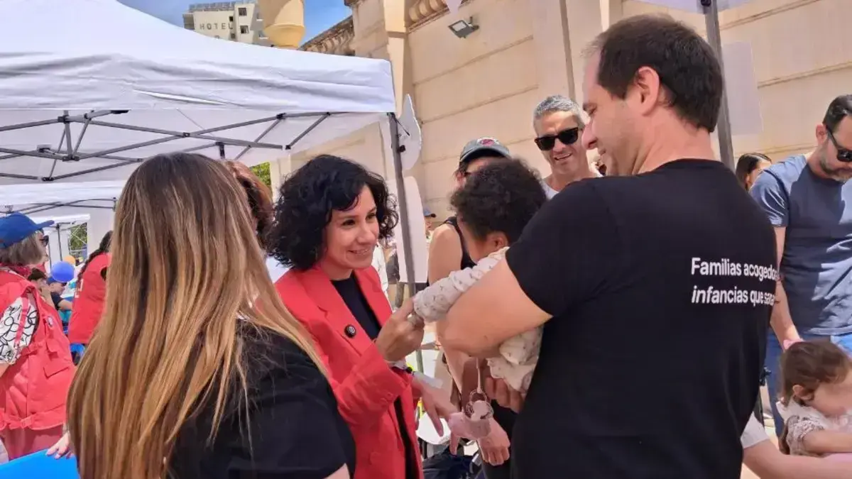 Persona davant d’un cartell informatiu sobre mesures de la Generalitat per a famílies nombroses i monoparentals