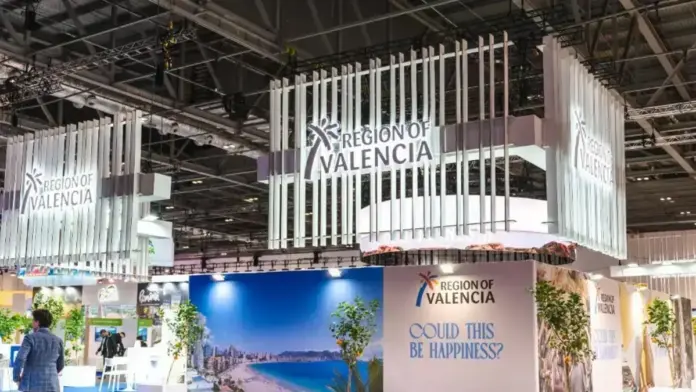 Estands de fira i senyalística a un recinte ferial, relacionats amb la licitació de Turisme Comunitat Valenciana.