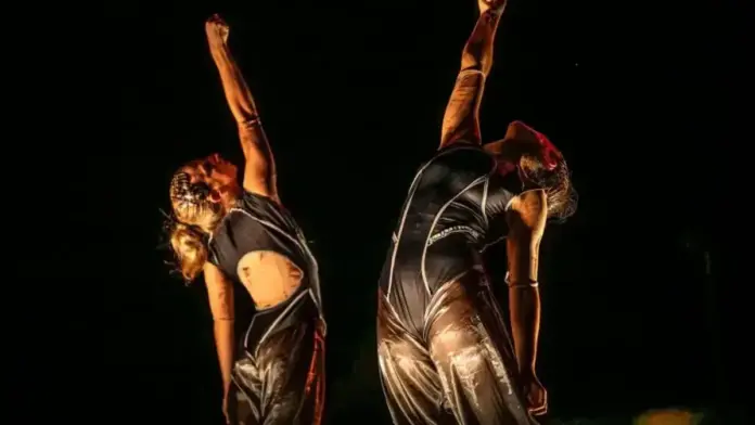 Ballarina actuant en un espectacle de carrer a la clausura de Sagunt a Escena.