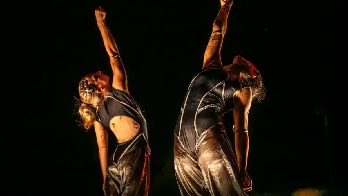 Ballarina actuant en un espectacle de carrer a la clausura de Sagunt a Escena.