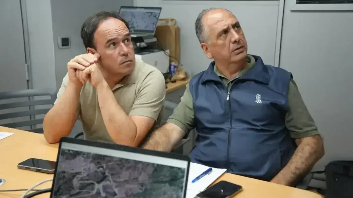 Pérez Llorca davant l’escena, amb efectius i representants locals en suport a l’incendi de Gàtova.