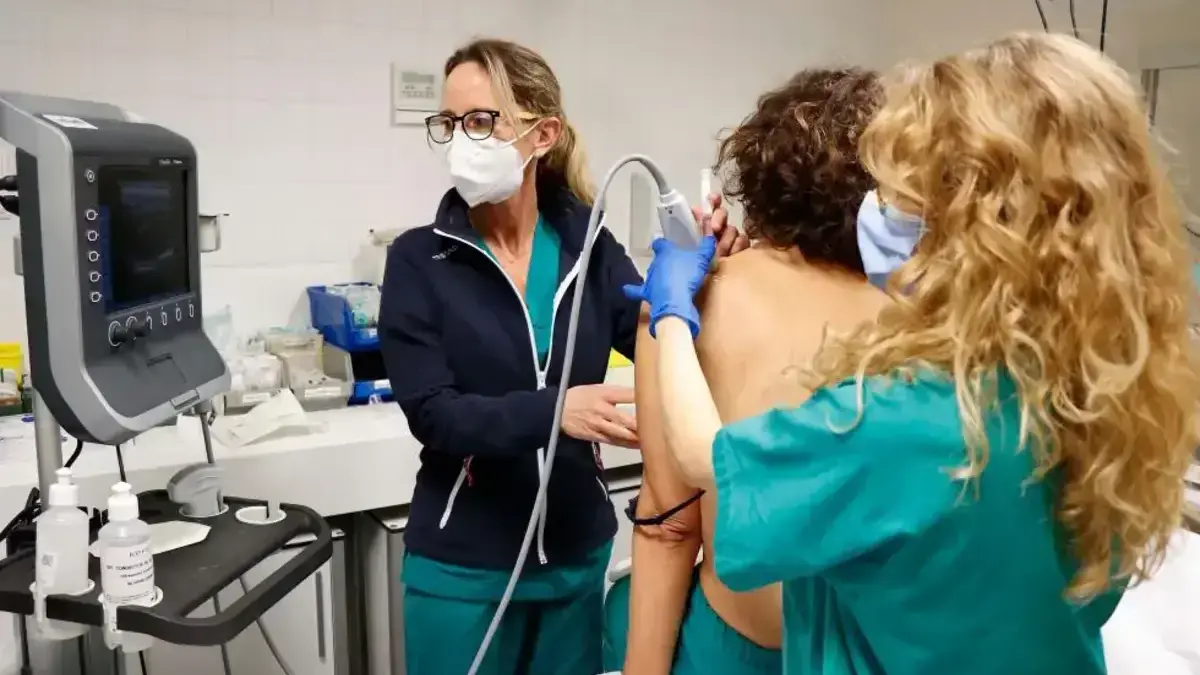 Sanitat elabora un pla per millorar l’atenció al dolor a la Comunitat Valenciana Professionals sanitaris treballant en l’elaboració d’un pla per millorar l’atenció al dolor.
