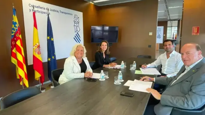 Representants de Justícia i l’Ajuntament de València en una reunió informativa sobre serveis i subvencions.