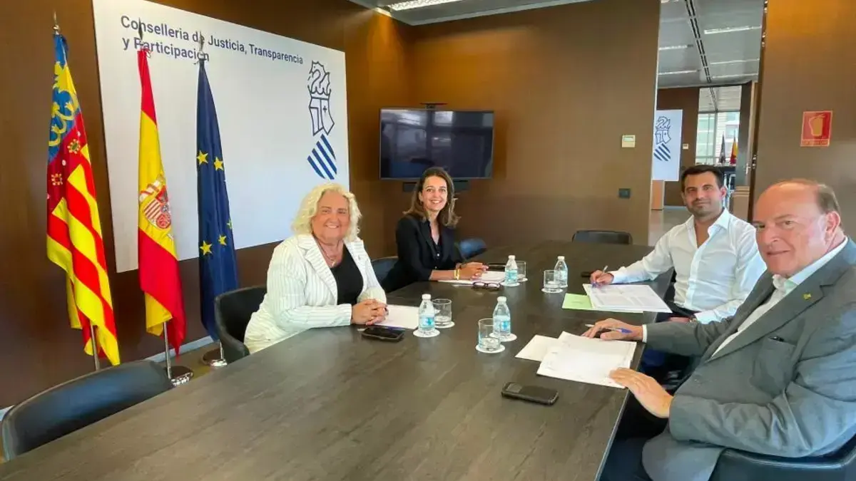 Representants de Justícia i l’Ajuntament de València en una reunió informativa sobre serveis i subvencions.