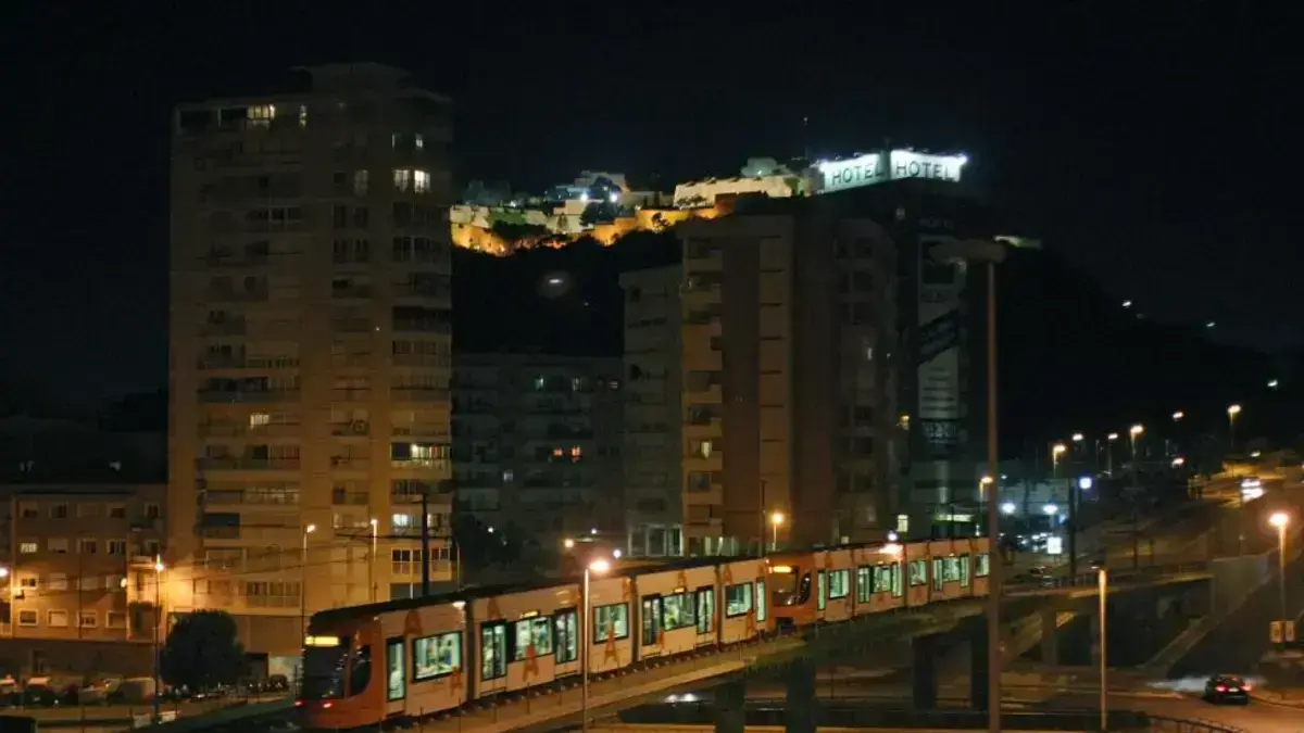Tramvia del Tramnochador en un servei nocturn d’estiu a Alacant