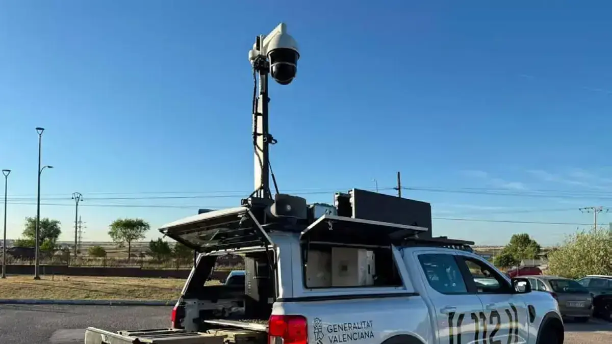 Persones treballant en tecnologia de comunicacions i xarxes 5G per millorar la connectivitat dels serveis públics.