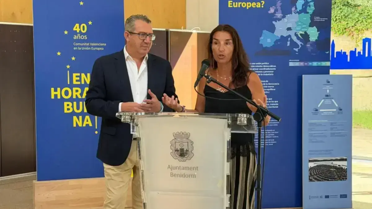 Persones assistents en la clausura d’una exposició sobre els 40 anys d’Espanya a la UE a Benidorm