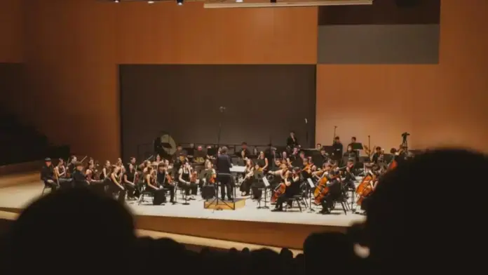 Jove Orquestra Simfònica de la FSMCV oferint un concert en un festival de talent emergent musical