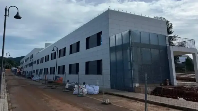 Persona en un centre de serveis socials amb documentació sobre una subvenció de la Generalitat