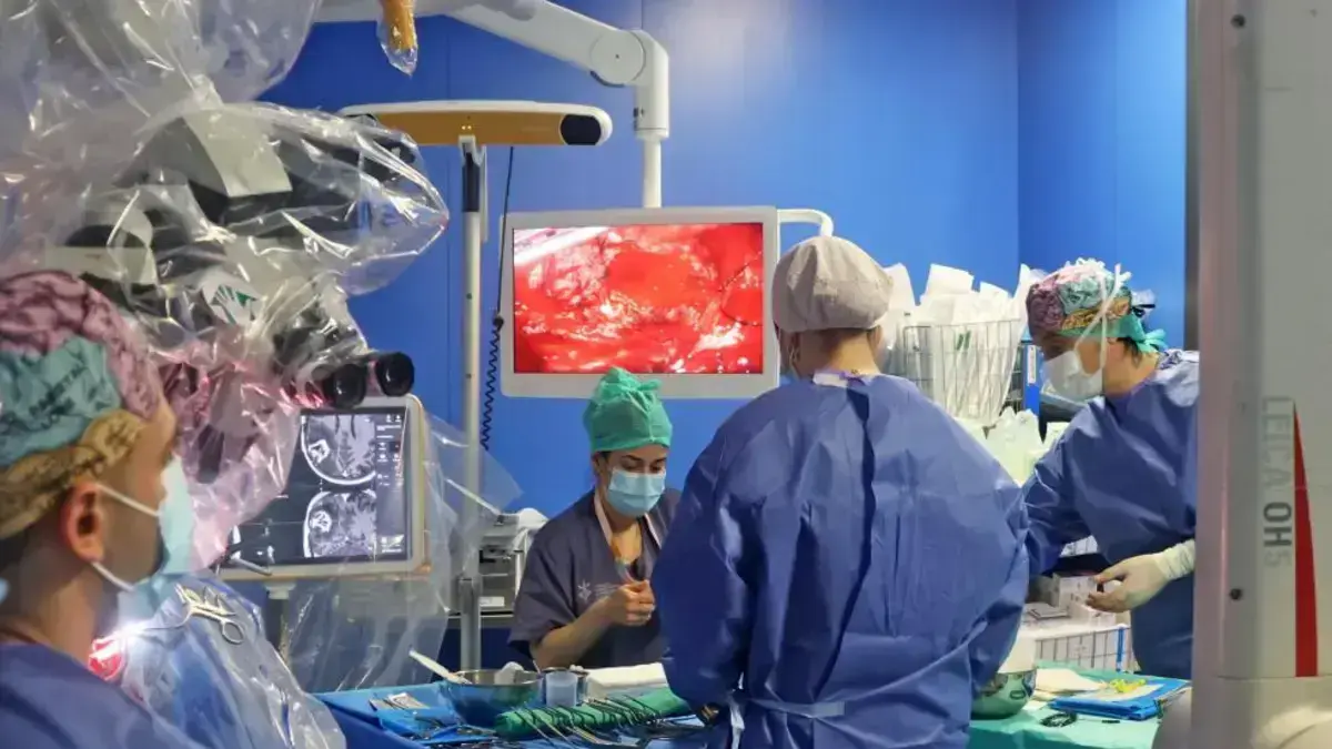 Equip mèdic en un quiròfan durant una craneotomia en pacient despert al Hospital General de València.
