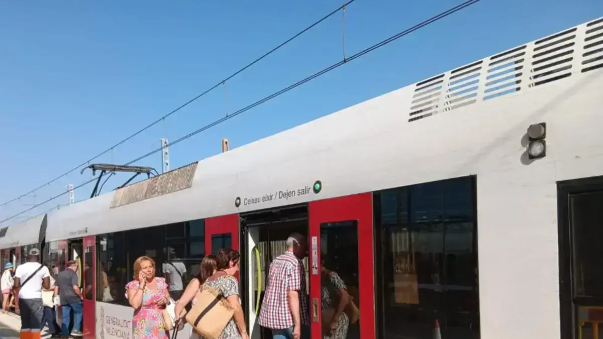 Tren de Metrovalencia en una estació durant l’horari habitual