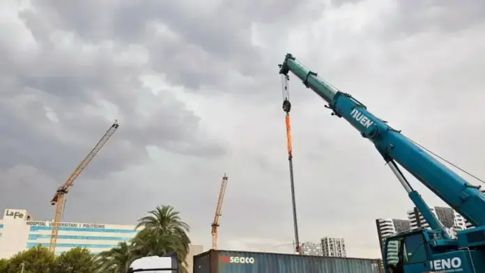 Equipament tecnològic per a un centre de protonteràpia arribat via marítima