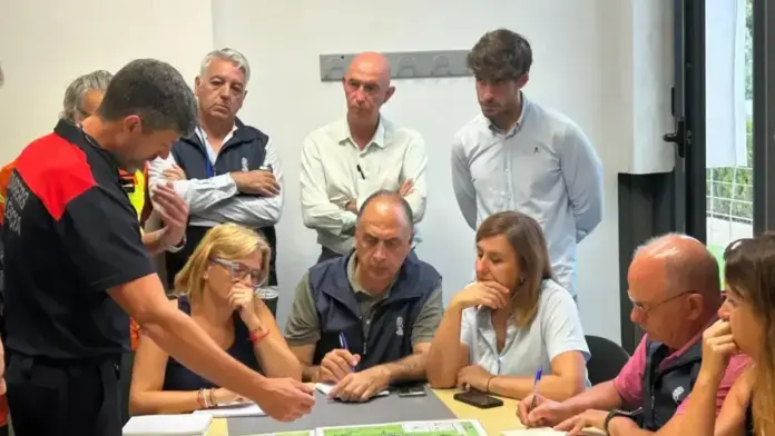Zones afectades per un incendi forestal a El Saler, amb restriccions de mobilitat mantingudes