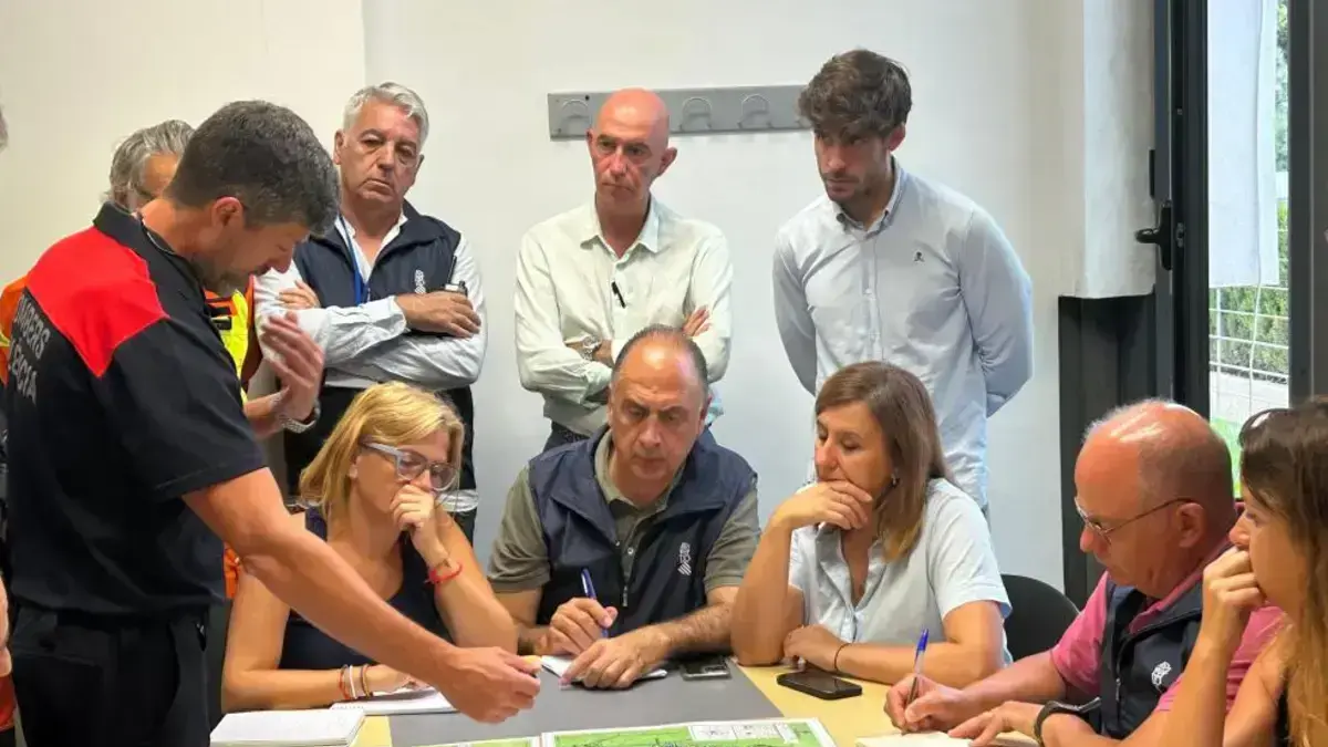 Zones afectades per un incendi forestal a El Saler, amb restriccions de mobilitat mantingudes