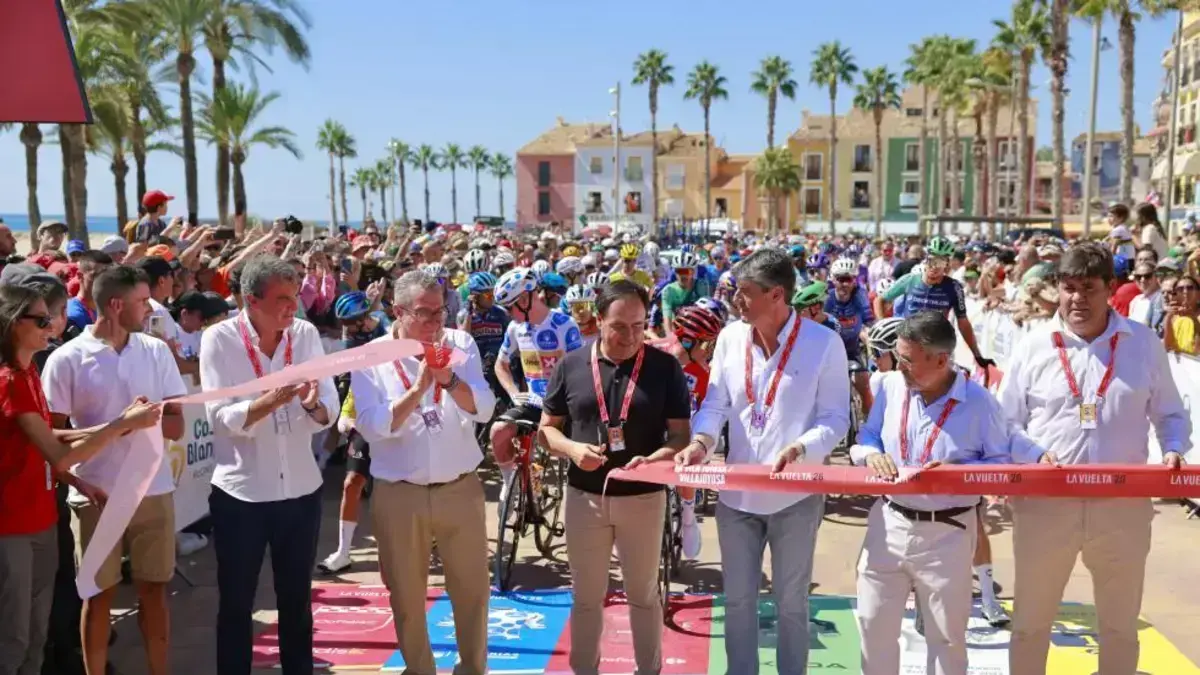 Pérez Llorca posa davant un entorn de promoció vinculat a la Vuelta Ciclista a Espanya a la Comunitat Valenciana.