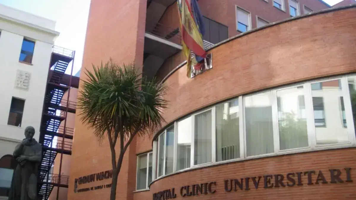 Sanitat crea 19 places estructurals al Hospital Clínic el 2026 Entrada del Hospital Clínic, relacionat amb la creació de 19 places estructurals per al 2026