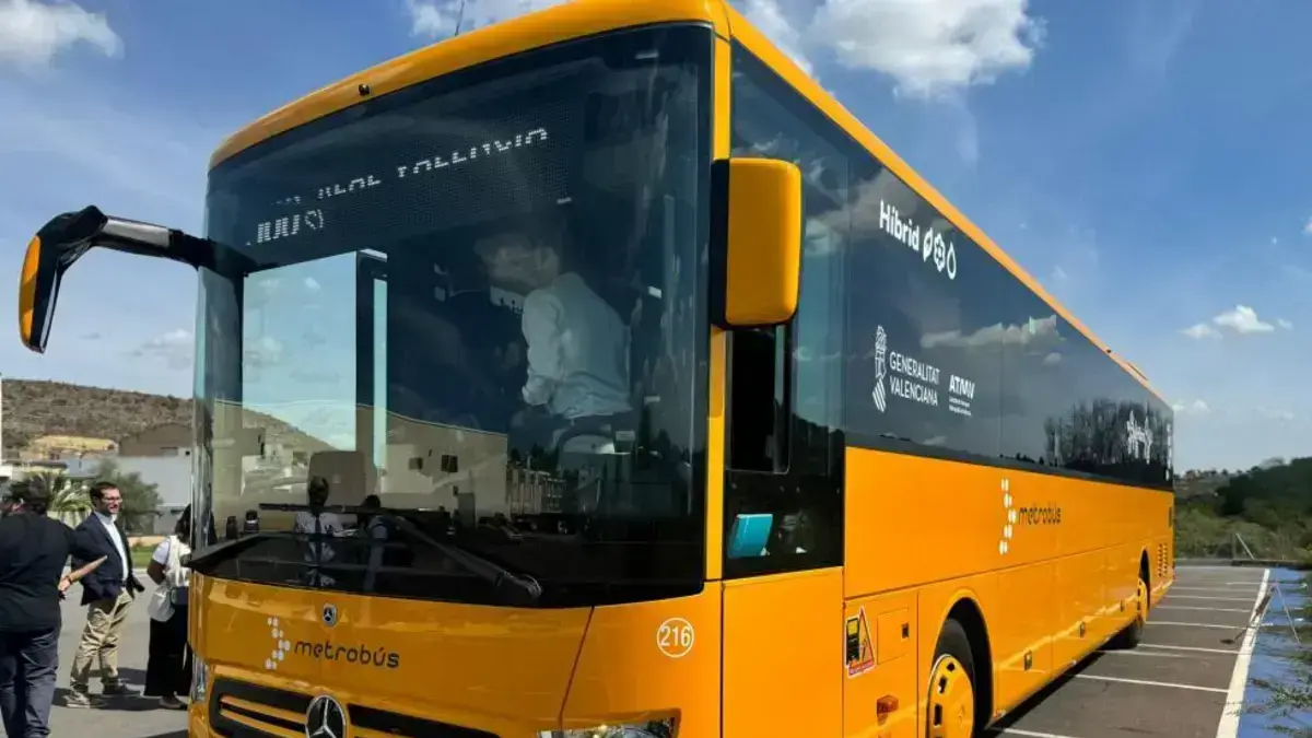 Metrobús en una parada, amb millores de freqüència per a Cheste i urbanitzacions de Chiva.