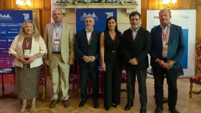 Home parlant en un acte sobre digitalització turística i competitivitat del sector