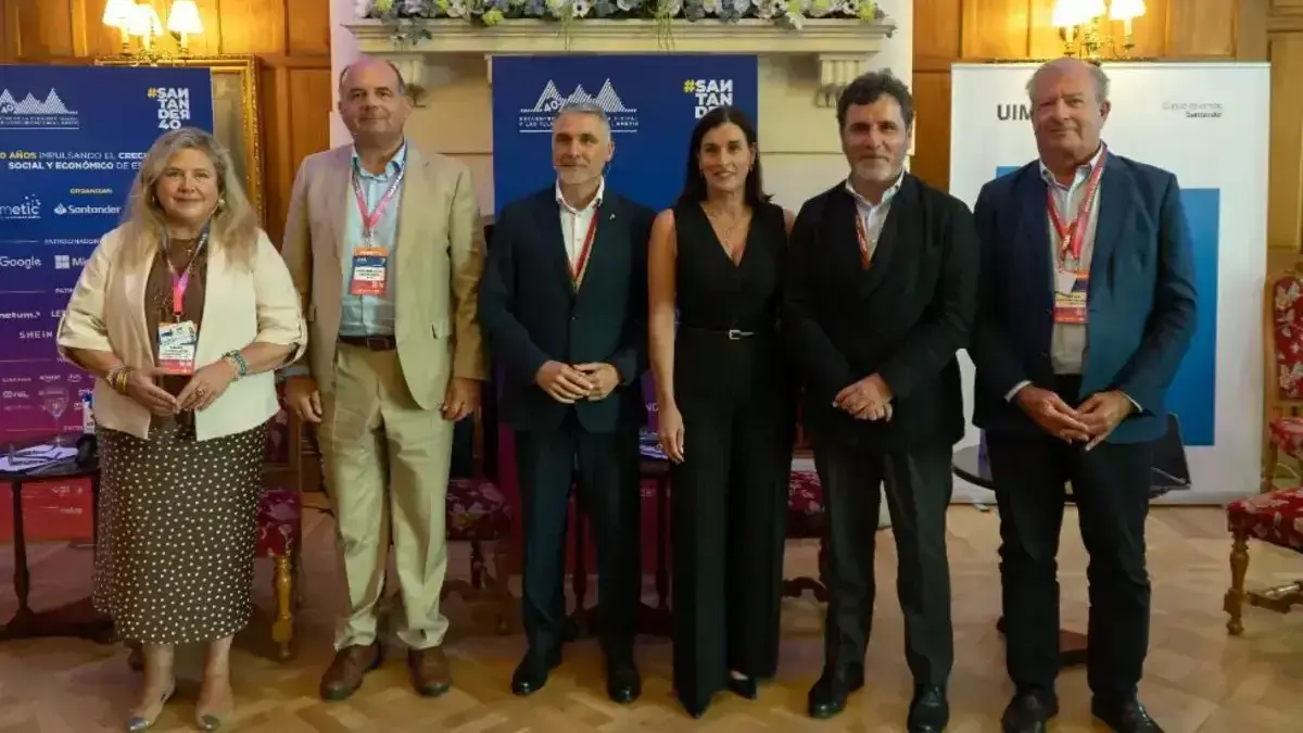 Home parlant en un acte sobre digitalització turística i competitivitat del sector