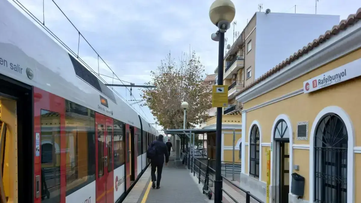 Tren de Metrovalencia a Rafelbunyol, reforç del servei de la línia 3 durant la nit del divendres.