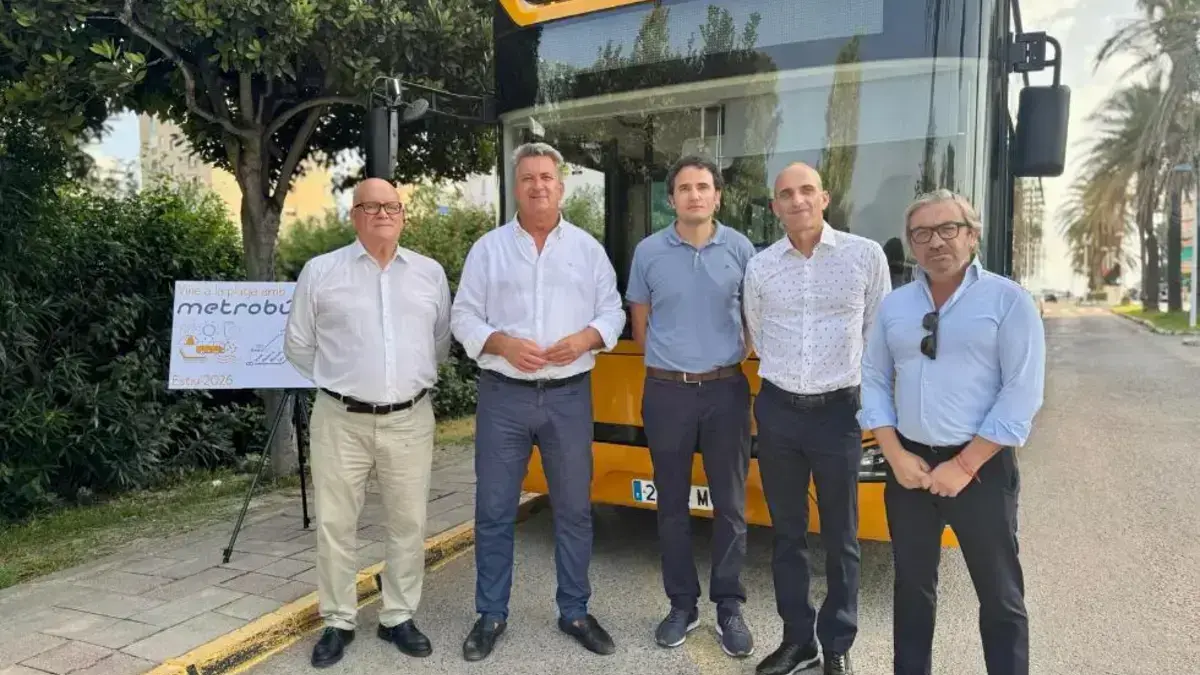 Cartell o vehicle de la campanya ‘Vine a la platja amb Metrobús’.