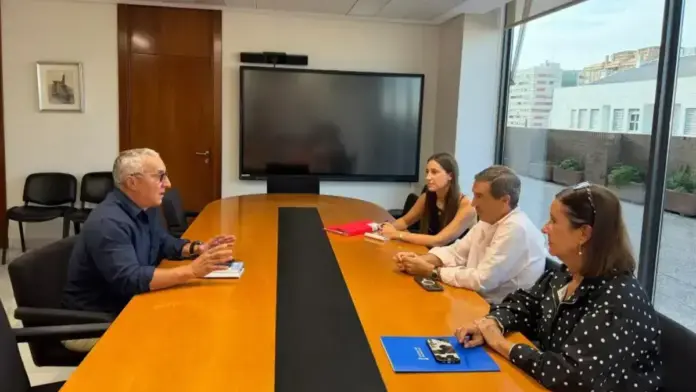 Representació de la reunió sobre el nou Comitè de Cuidados d’Enfermeria de la Comunitat Valenciana entre Sanitat i CECOVA