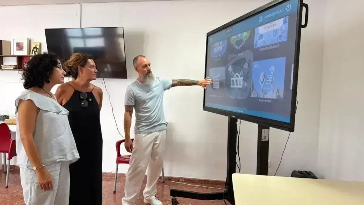 Elena Albalat en una intervenció sobre l’ús de la tecnologia per millorar l’atenció a residències de majors.