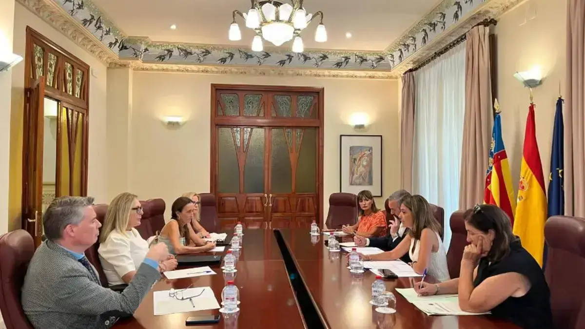 Nuria Martínez es reunix amb autoritats judicials de Castelló per a abordar la congestió als jutjats